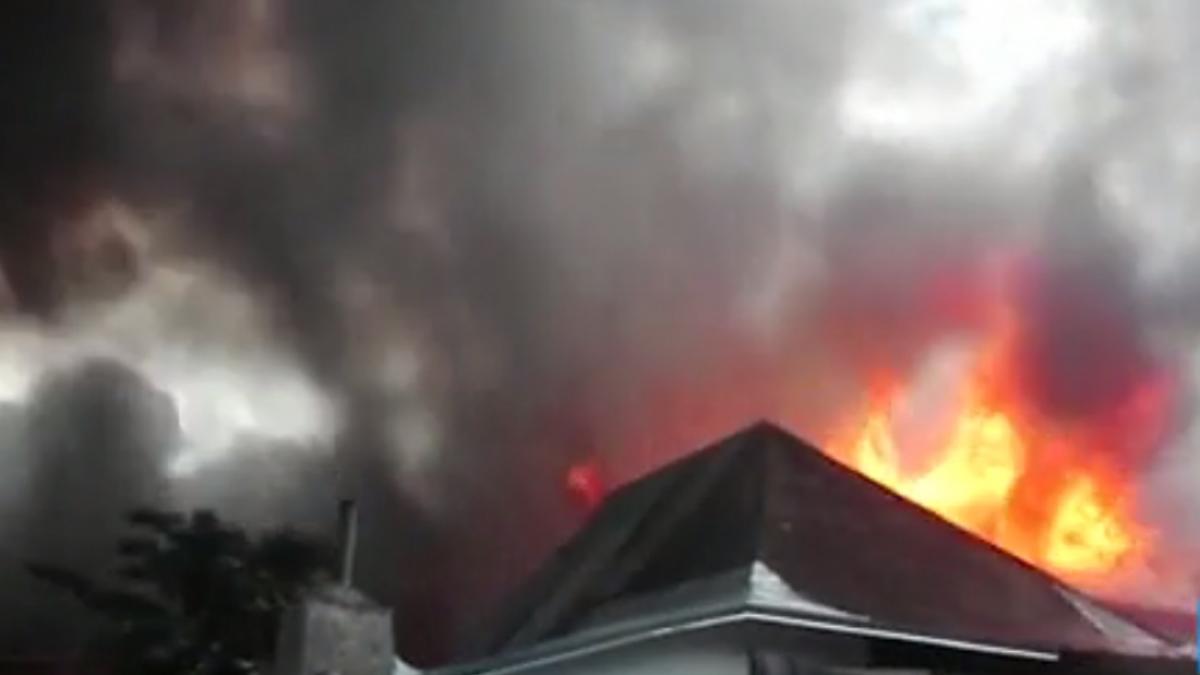 un tanar de 18 ani a fost gasit carbonizat in casa sa familia e in stare de soc