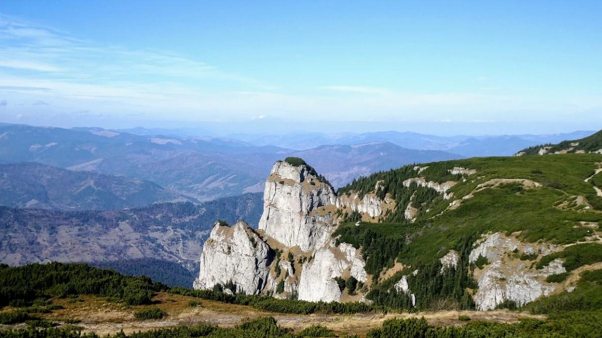 fenomen straniu in ceahlau mii de oameni urca pe athosul romaniei ca sa l vada