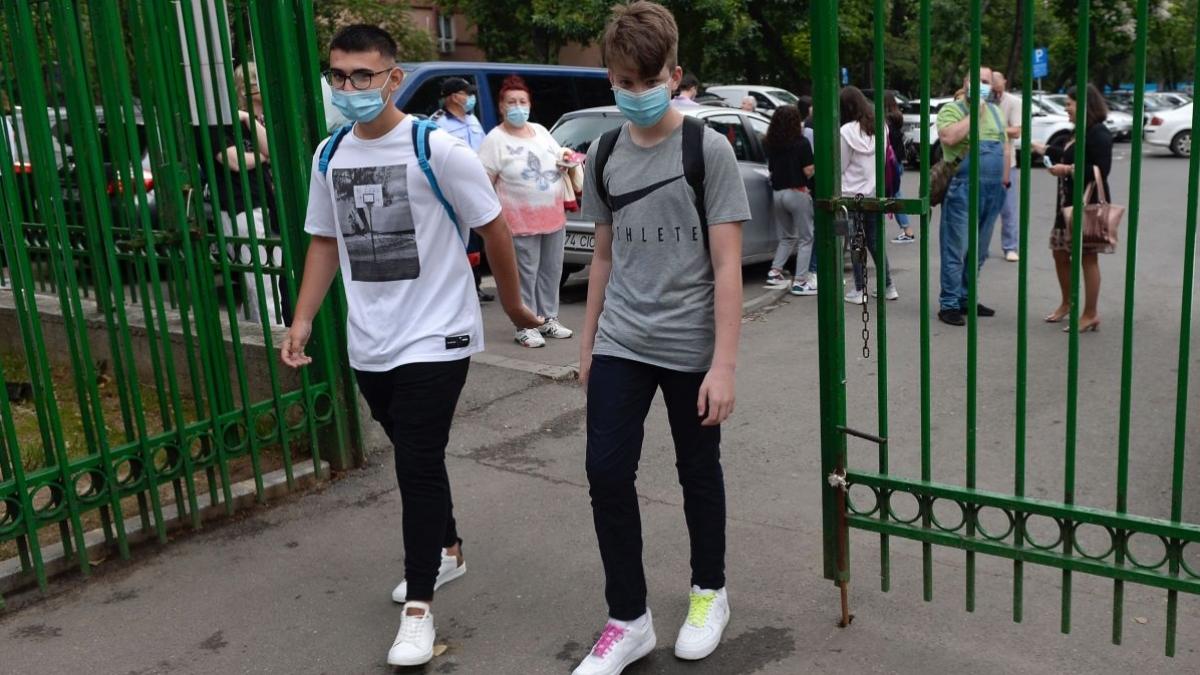 elevii contesta masurile anuntate de klaus iohannis privind inceperea noului an scolar suntem pusi