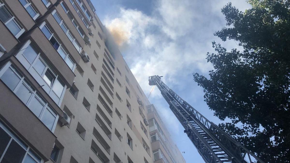 incendiu puternic intr un bloc din capitala pompierii intervin cu 10 autospeciale de stingere mai