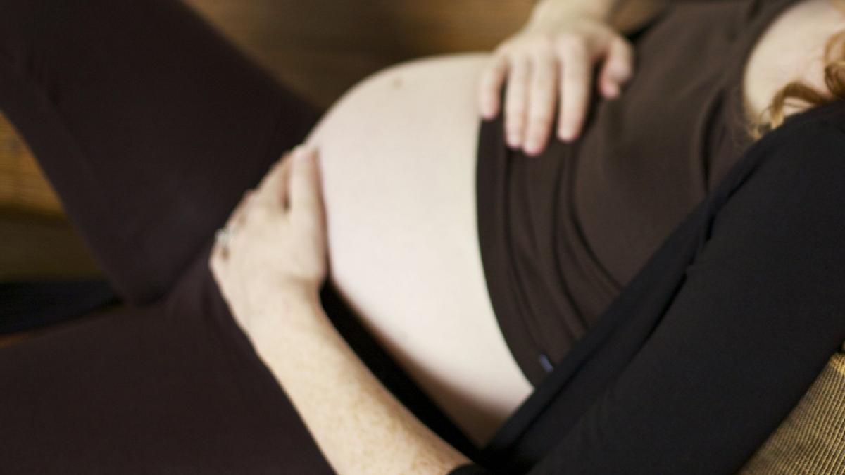 gest revoltator al unei mame a nascut intr o benzinarie si apoi si a aruncat bebelusul la gunoi