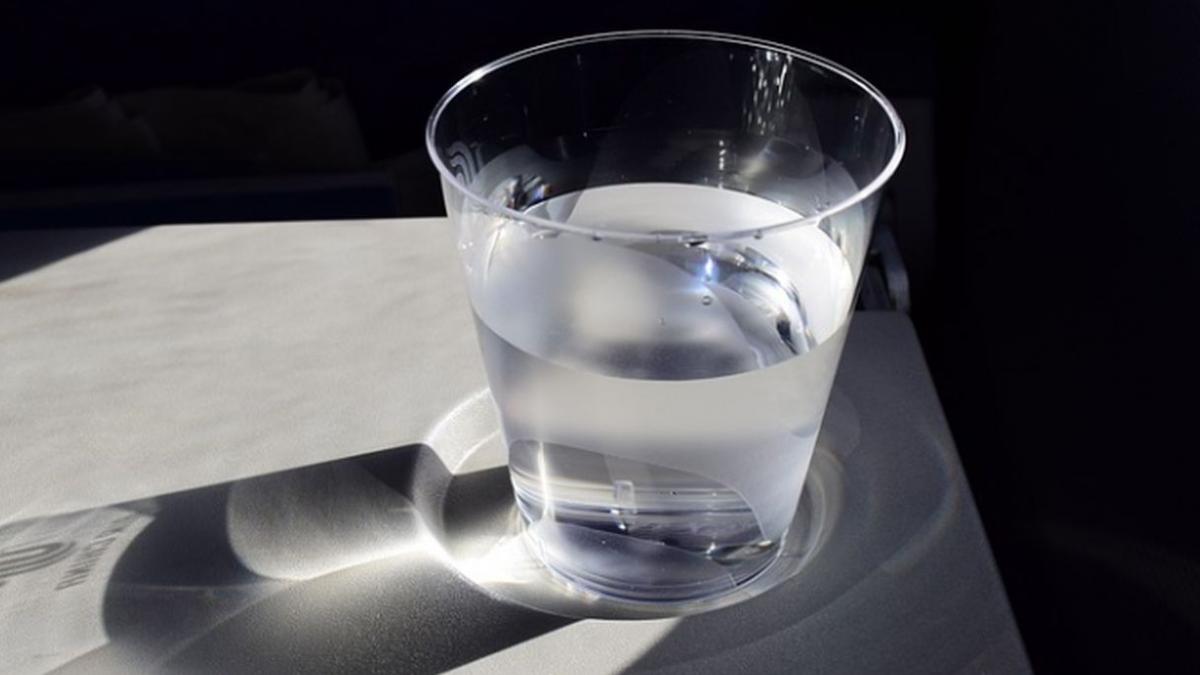 cata apa trebuie sa bem zilnic hidratarea este esentiala pentru sanatate