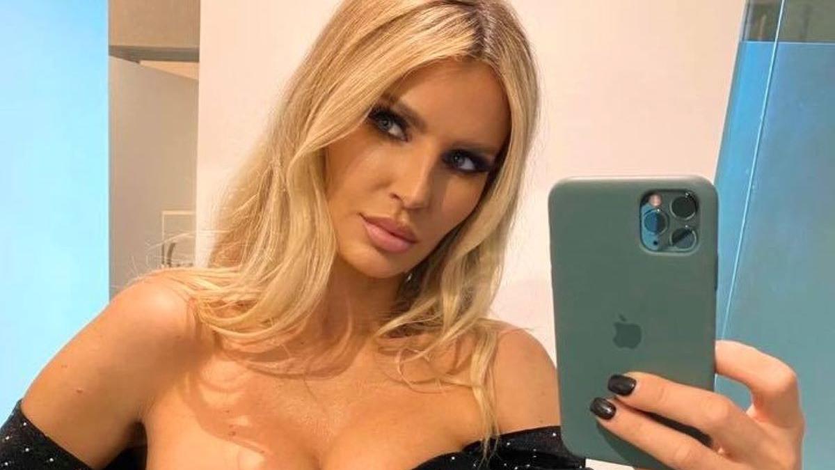 andreea banica si a lasat fanii cu gura cascata cu doi copii cam indecenta cum a putut sa apara