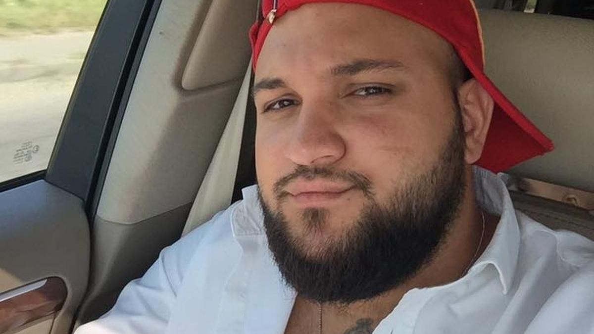 ce face presupusul ucigas al lui emi pian in camera de arest cum se intelege cu colegul de celula