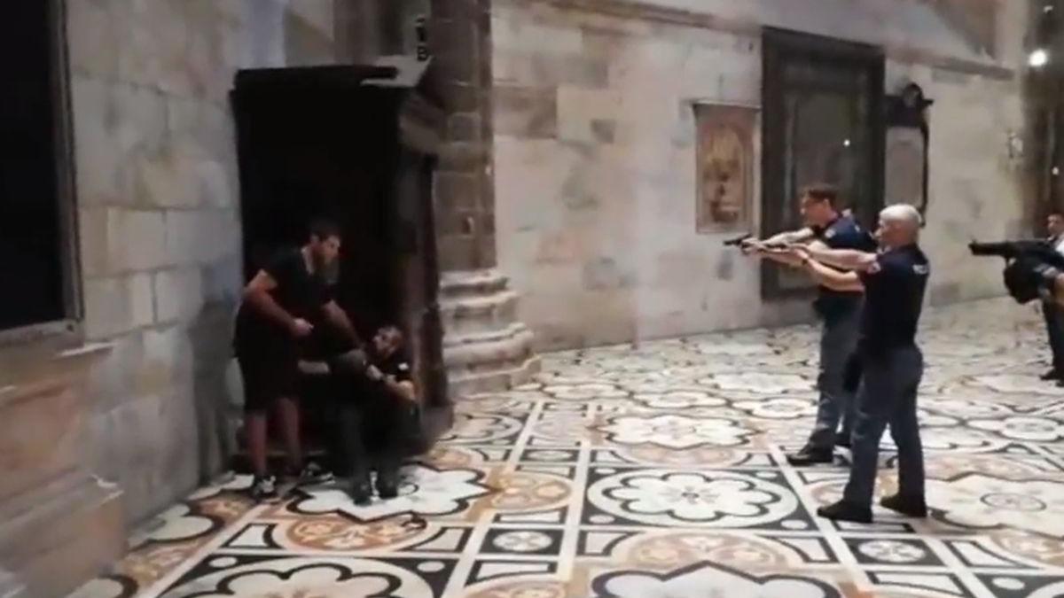 agent de paza la domul din milano luat ostatic si amenintat cu cutitul imagini socante din timpul