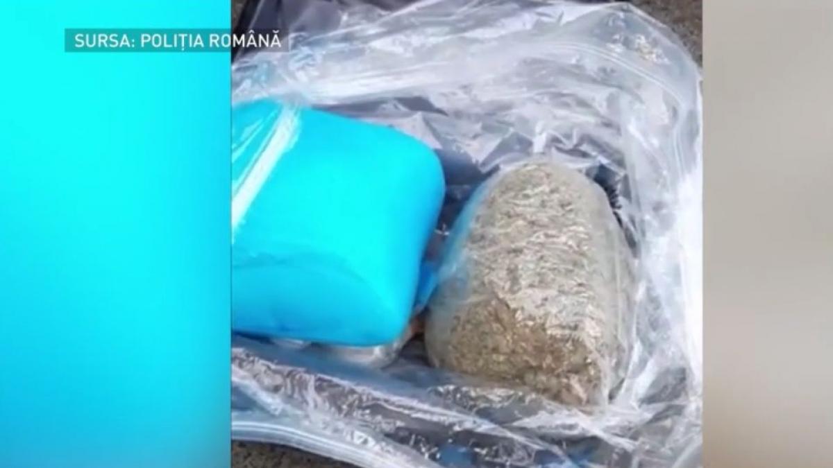 doi barbati din bucuresti au fost prinsi in flagrant cand vindeau 5 kilograme de cannabis