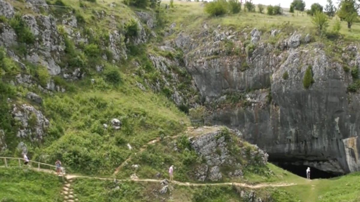 podul lui dumnezeu redescoperit de turistii romani care este legenda din spatele locului magic