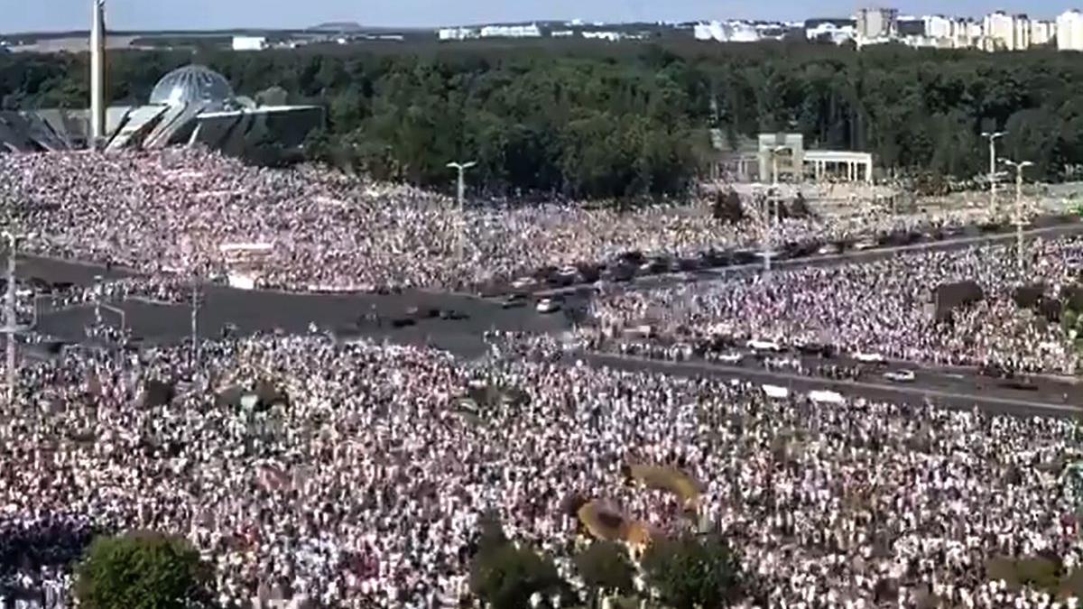 sute de mii oameni belarus demisia presedinte lukasenko