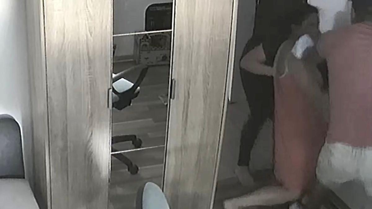 imagini socante femeie stalcita in bataie de sot barbatul avea ordin de restrictie video