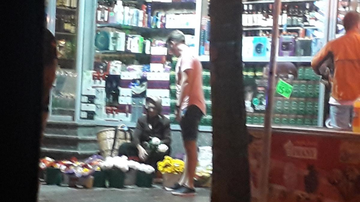 a primit lectia vietii lui cand a vrut sa umileasca o batrana care vindea flori ce a urmat dupa