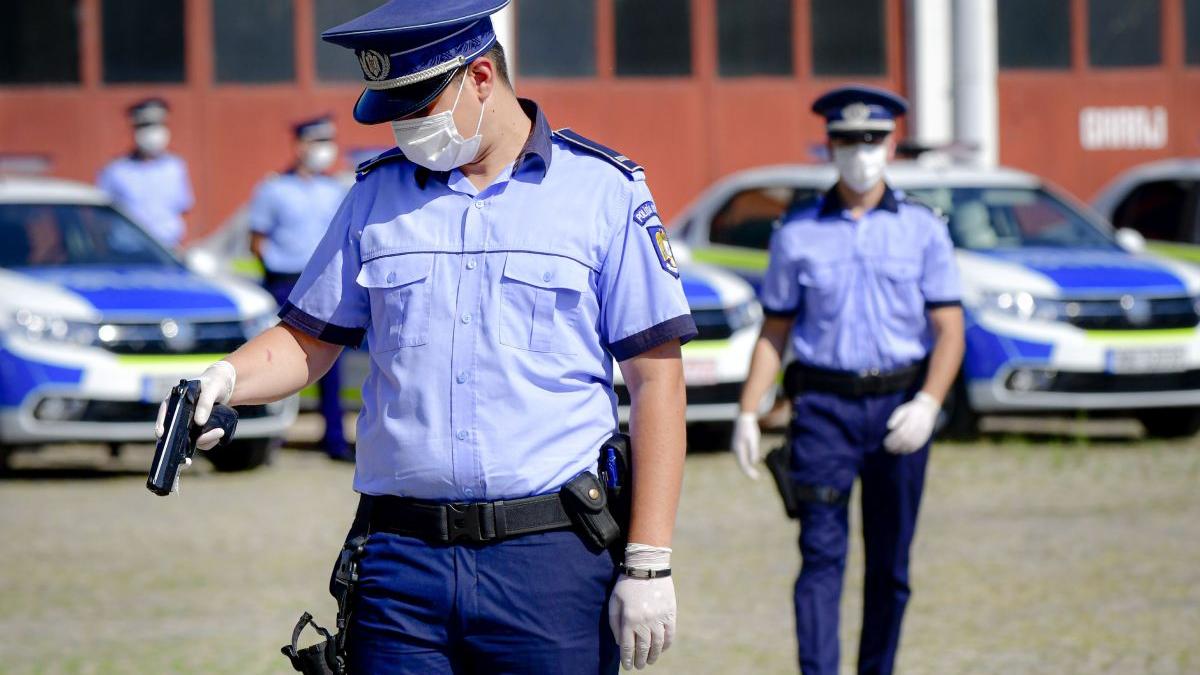 barbat inarmat sabie impuscat politisti pestisani