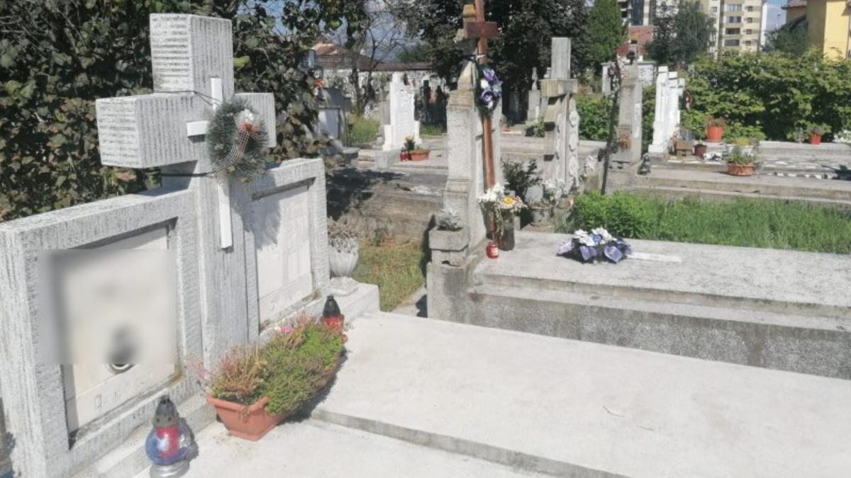 imagini halucinante intr un cimitir din alba iulia femeie in costum de baie surprinsa facand plaja