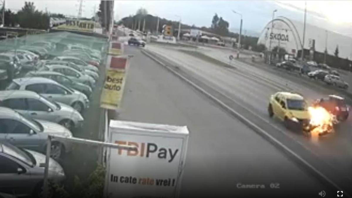 imagini incredibile o femeie a incercat sa il omoare pe politistul care a vrut sa o traga pe