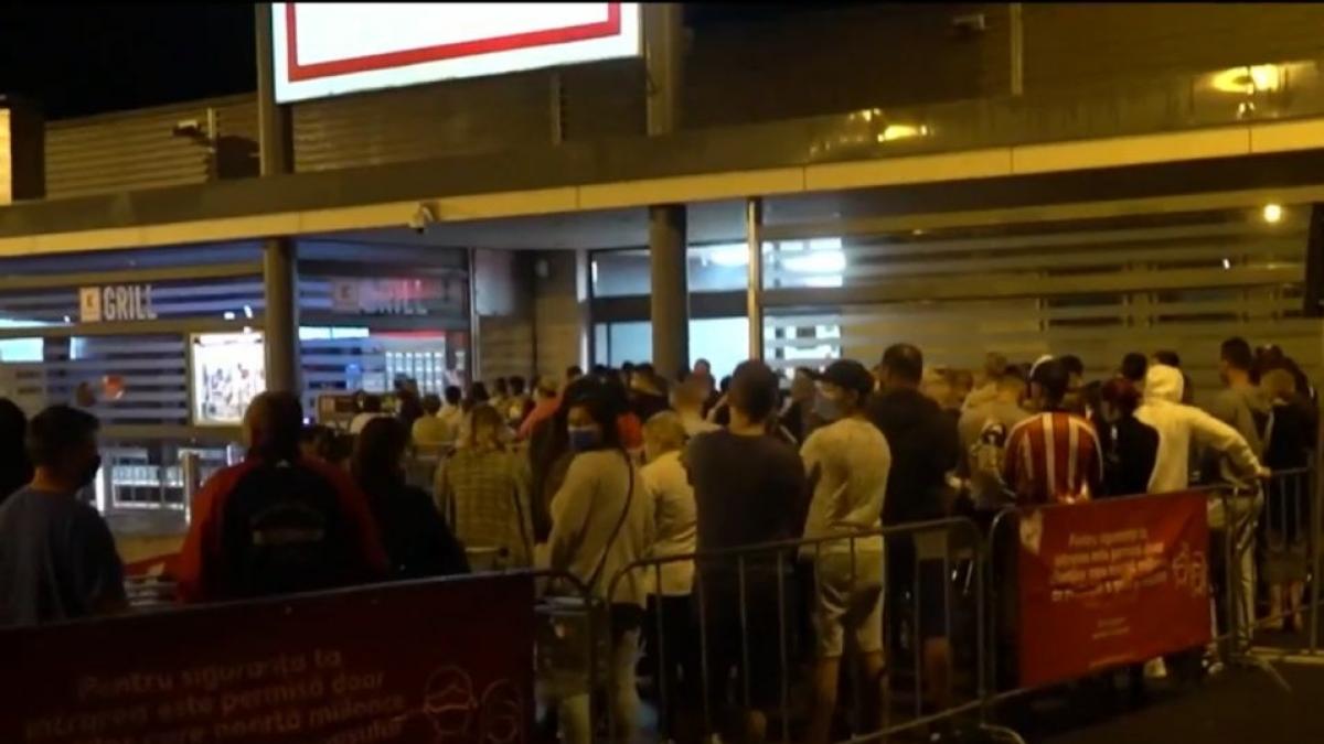 sute de oameni au stat la cozi uriase sa prinda reducerile au asteptat unii langa altii fara masuri