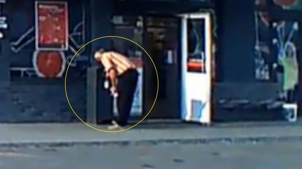 paznicul unui supermarket filmat cand aduna masti de protectie din cosul de gunoi e halucinant ce