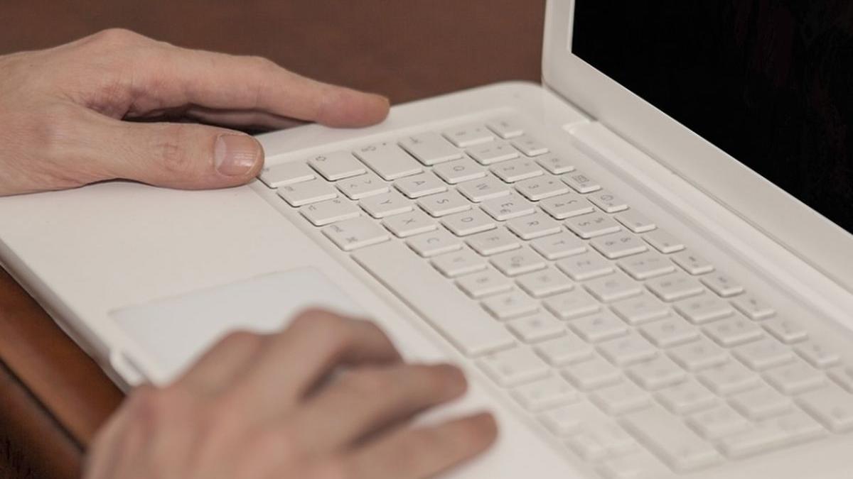 un barbat din barlad s a sinucis in timp ce facea live pe facebook nimeni n a reactionat la timp ca