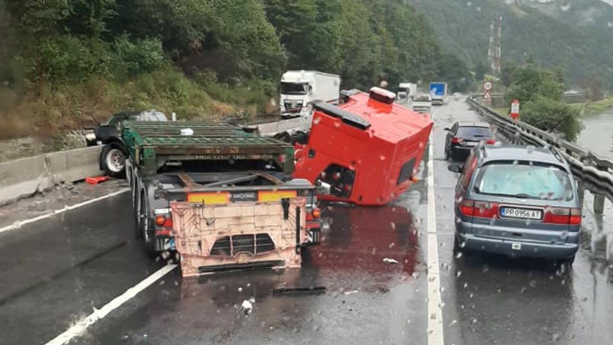 cabina tir smulsa aruncata accident valea oltului