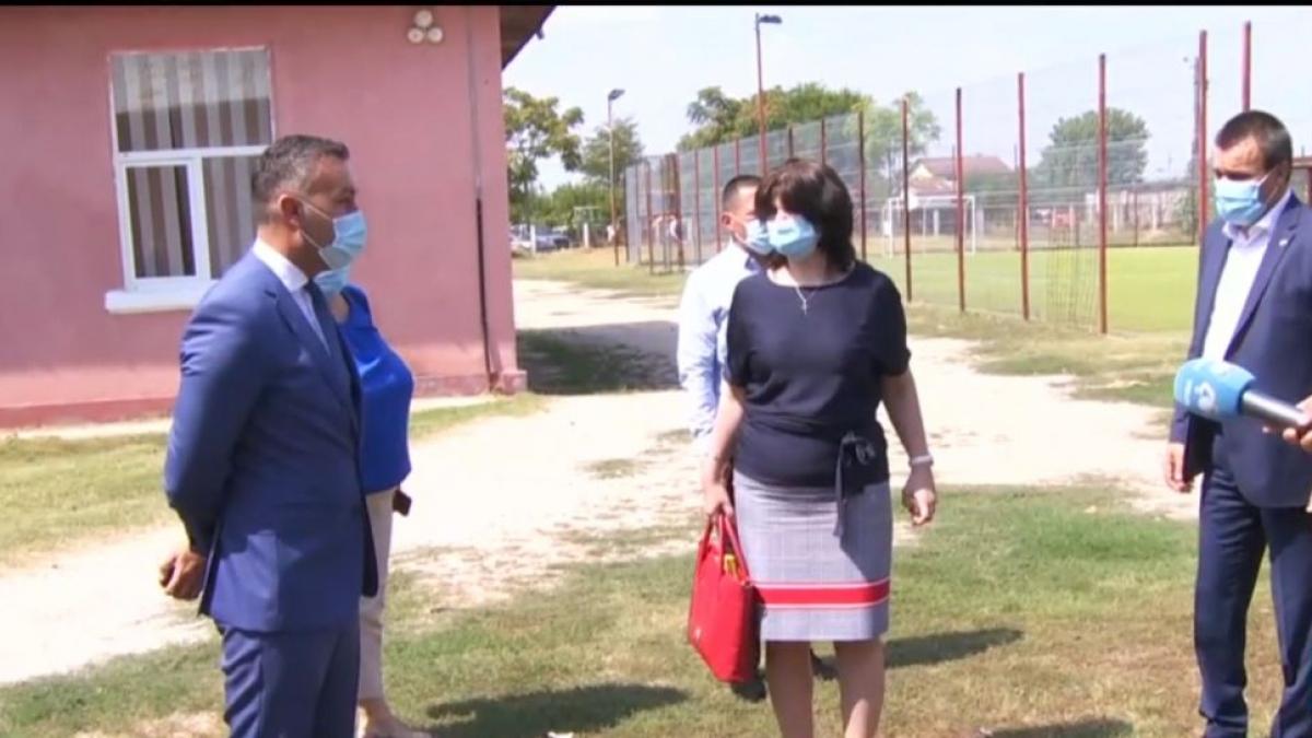 scoala in pandemie tot cu toalete medievale in curte