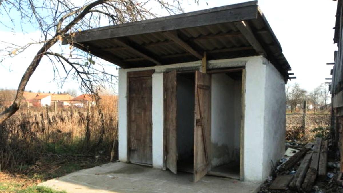 cetateanul c romania scolilor cu toalete in fundul curtii