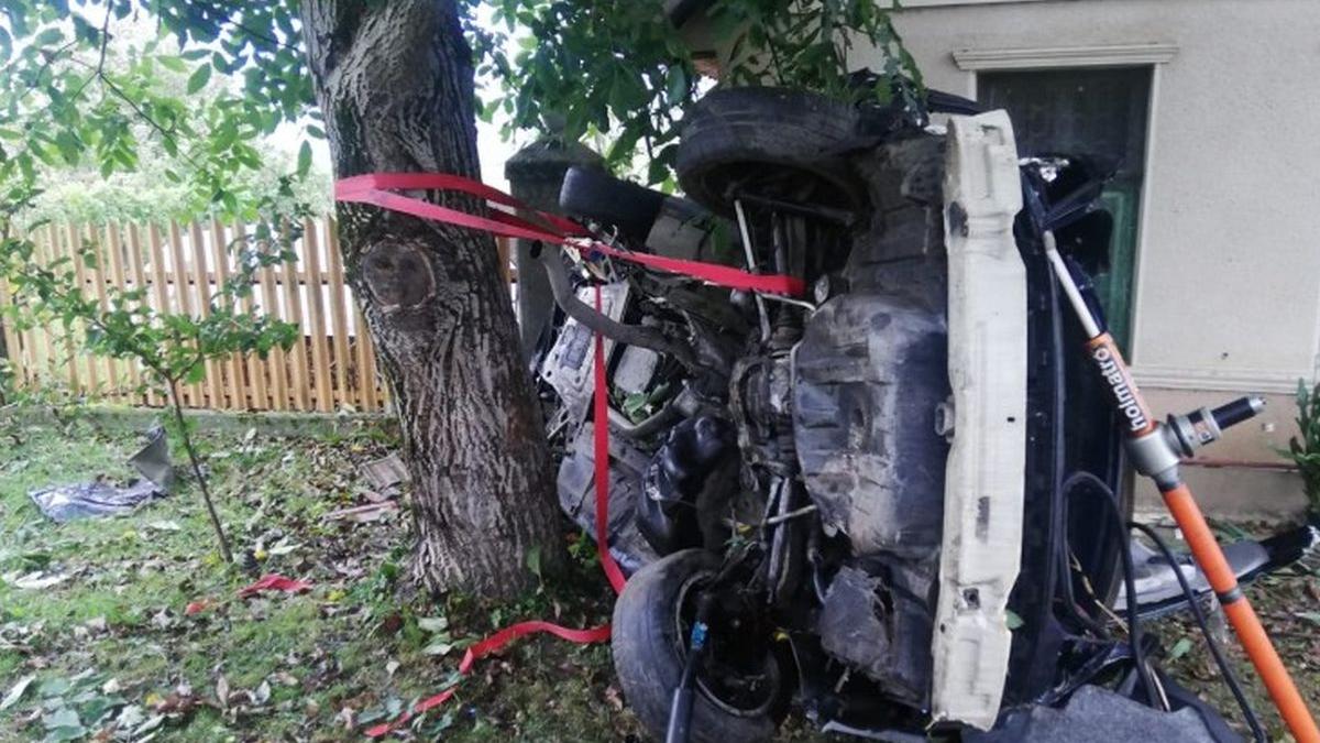 un tanar din rosiori a murit intr un accident ingrozitor s a izbit cu masina de un copac si de o