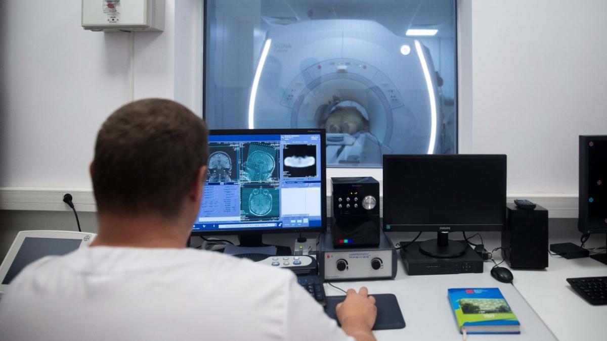 o femeie de 36 de ani a fost ranita dupa ce computerul tomograf s a dezintegrat o bucata de metal a