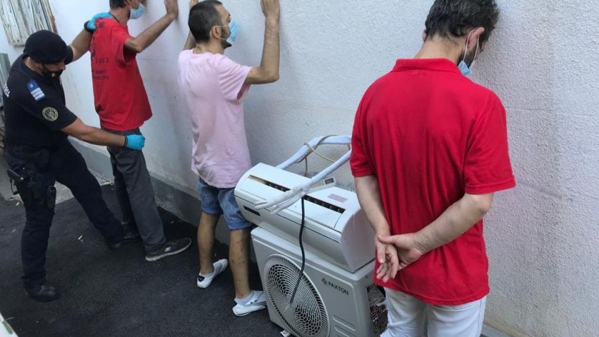 tupeu incredibil trei indivizi au plecat cu aerul conditionat dintr o casa cum au fost prinsi