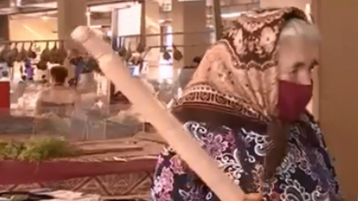 pensionara florica vinde legume in piata obor de ani de zile cadoul ei pentru guvernanti in ziua