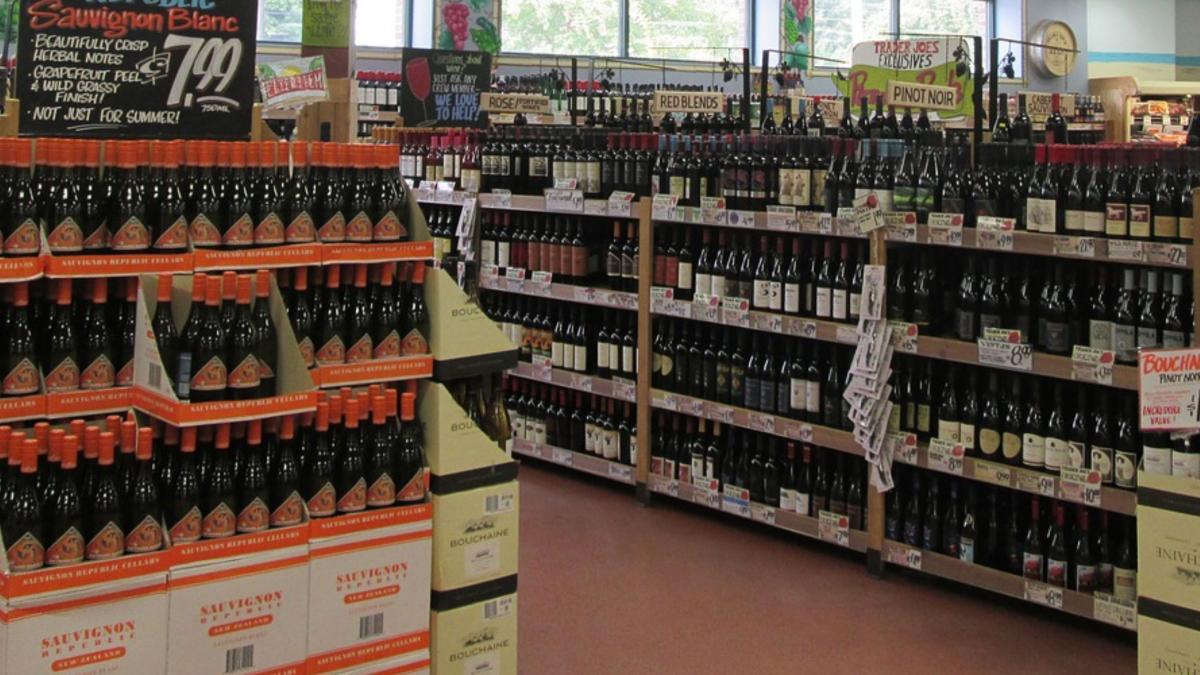 un barbat din suceava a baut doua sticle de whisky in timp ce s a plimbat printr un supermarket ce