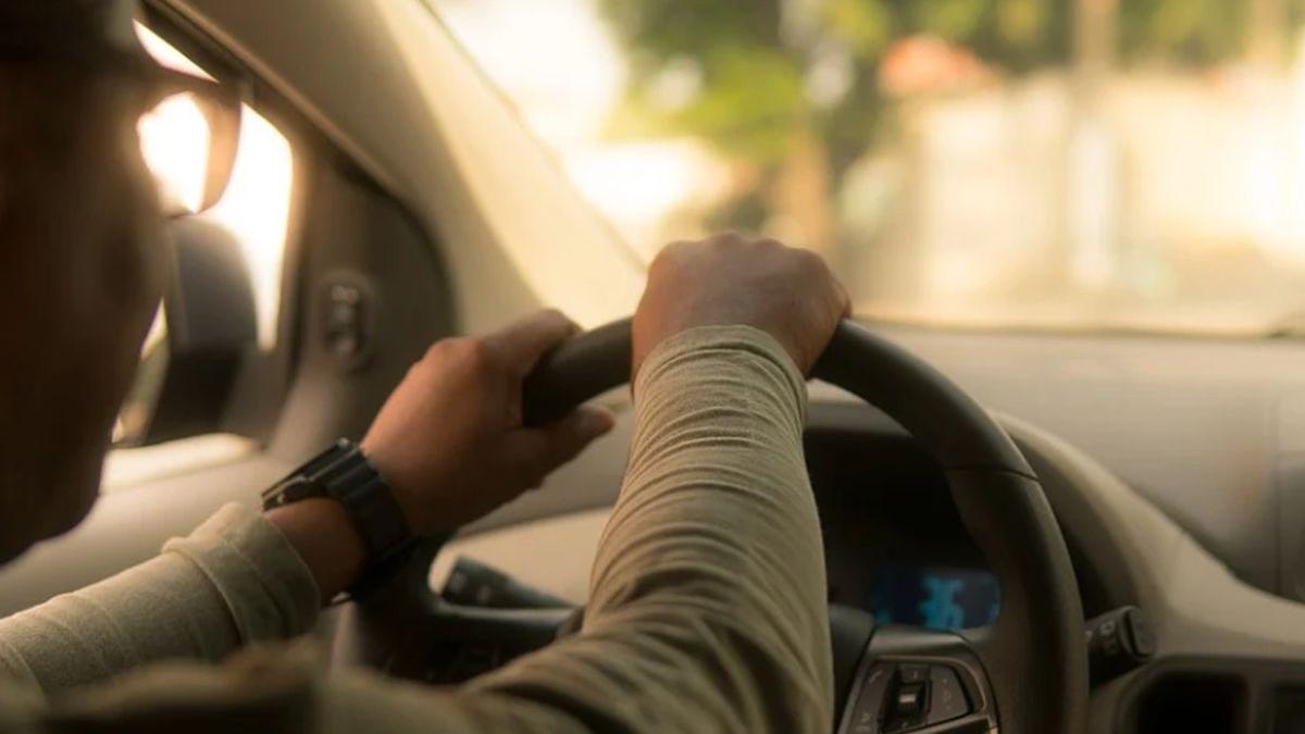 un sofer bucurestean a oprit masina si s a dus peste clienta cu slitul deschis a fost arestat