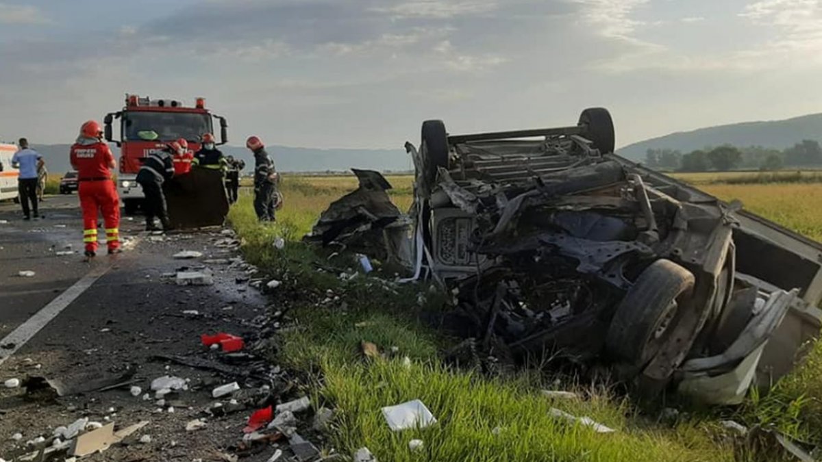 Gymnastics evaporation Encouragement Un șofer din Hunedoara a murit după ce a adormit la volan și a intrat  într-un TIR. Primele imagini de la fața locului