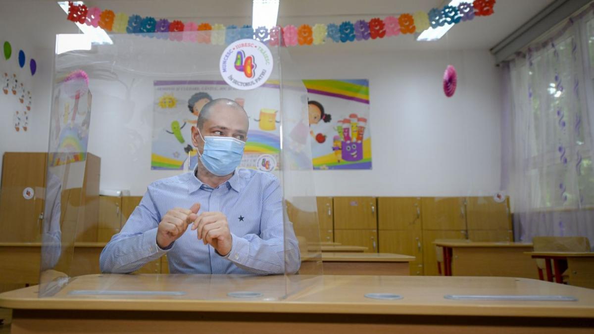 primarul sectorului 4 anunta ca profesorii si elevii vor primi masti de protectie