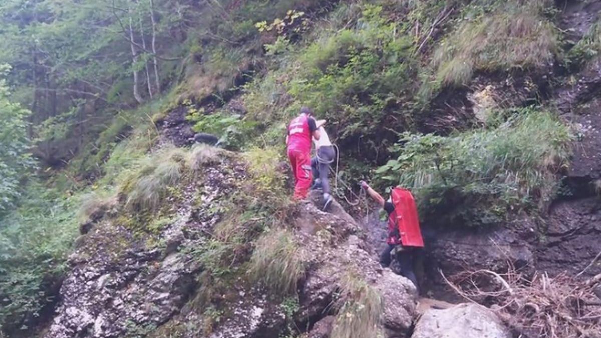 doi tineri urcau pe valea jepilor cand au inceput sa vomite parintii au chemat imediat salvatorii