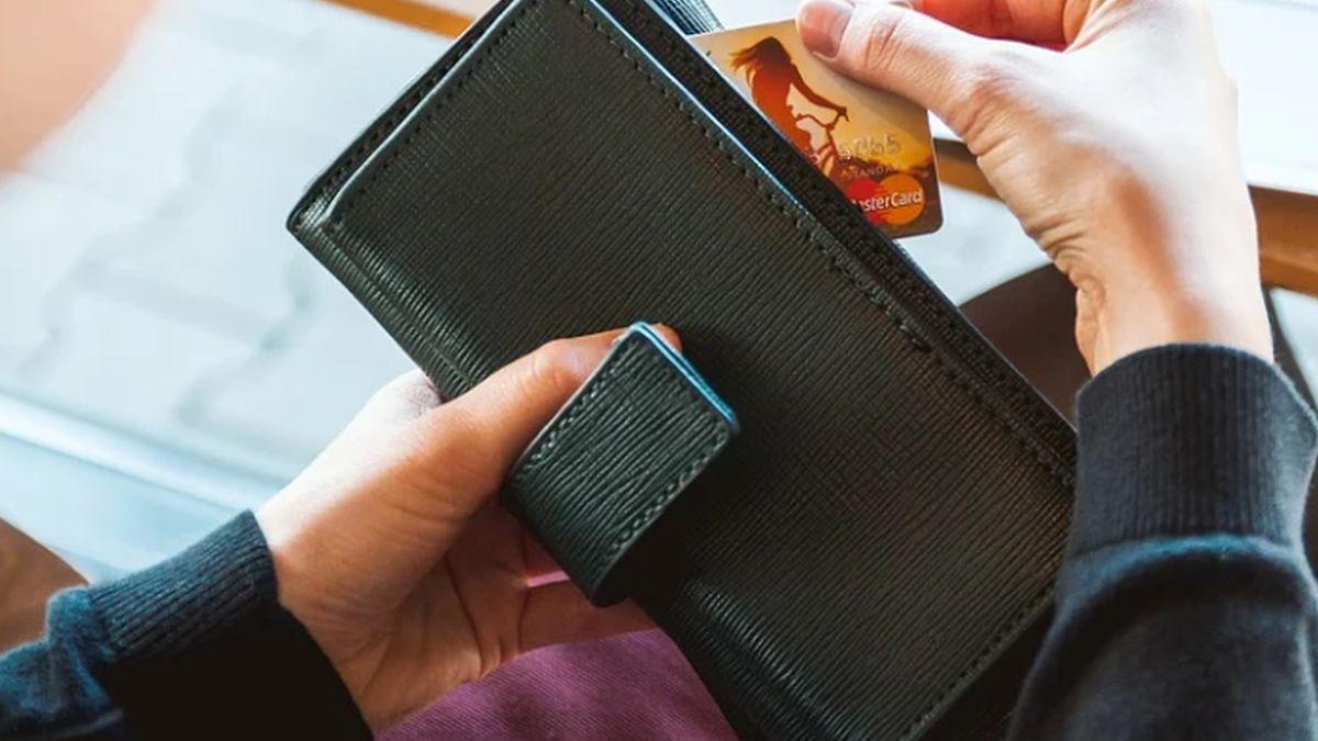 o femeie de serviciu a primit din greseala 90 000 de lire sterline in cont ce a facut cu banii