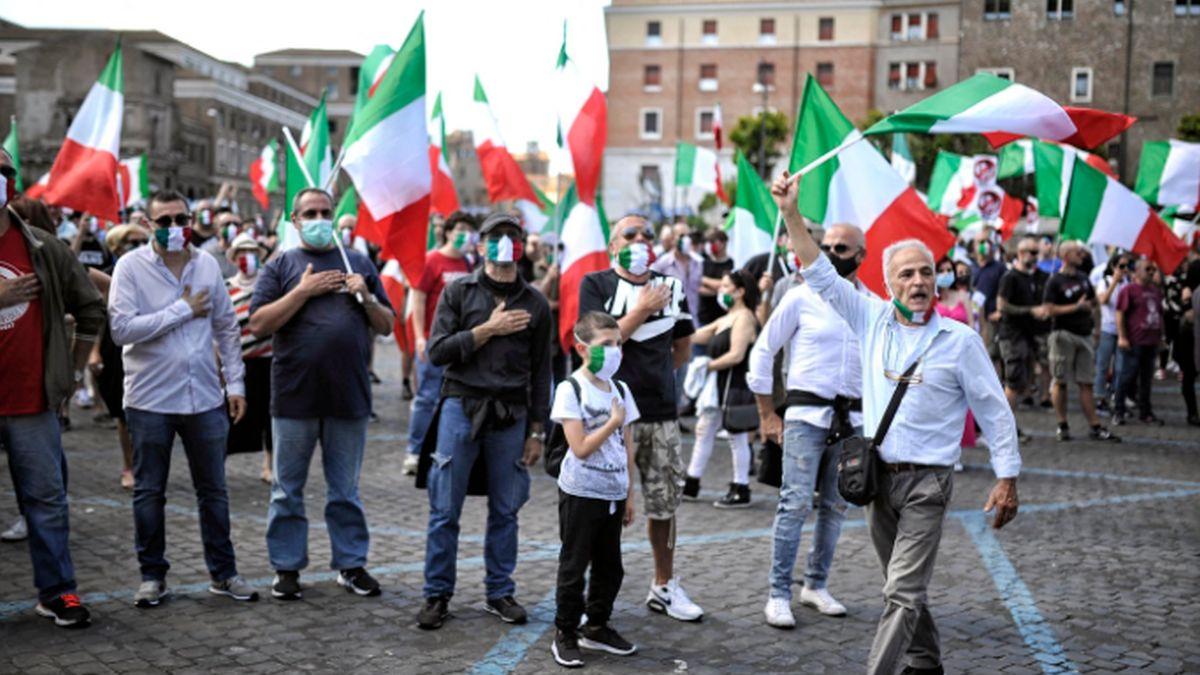 protest in centrul romei italienii care neaga existenta noului coronavirus au ars fotografia papei