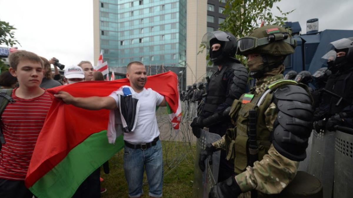 mii de oameni au iesit pe strazile din minsk peste 100 de protestatari au fost retinuti