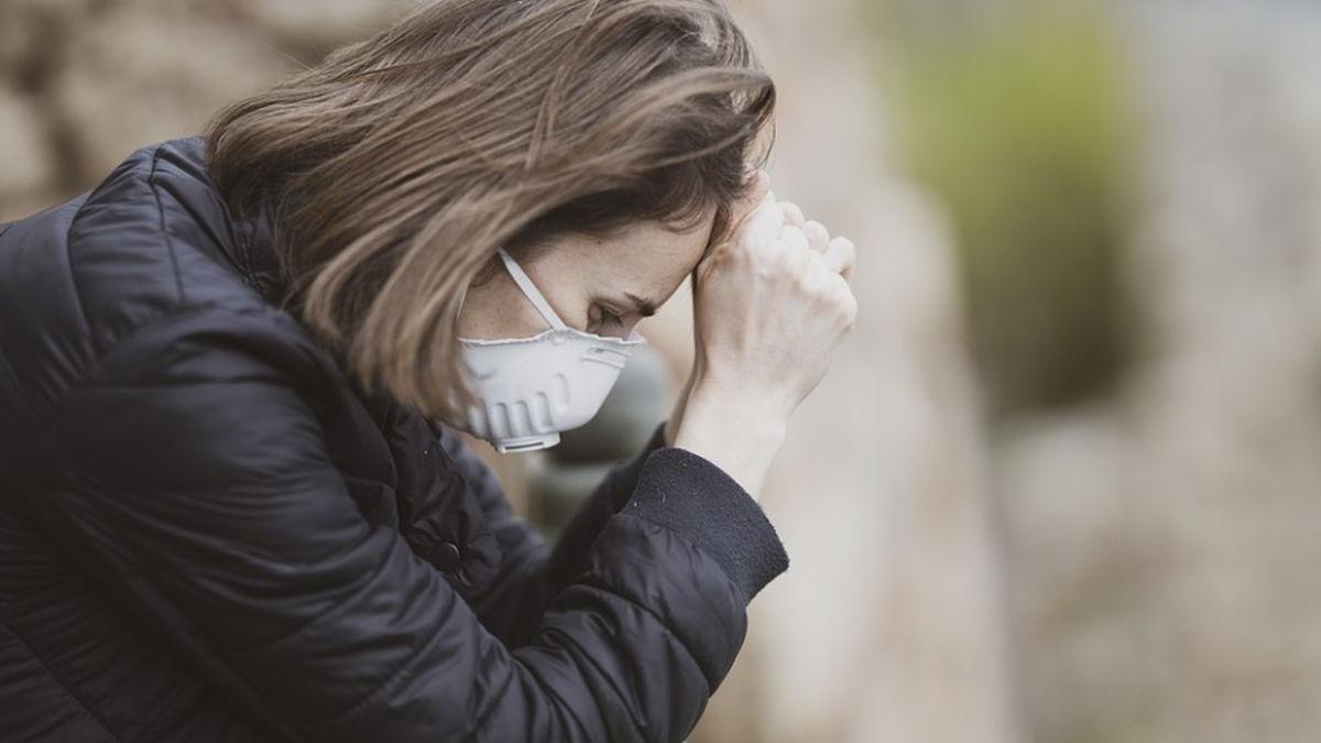 scrisoarea unui medic iesim fierti cu pielea rosie si urme de masca pe fata