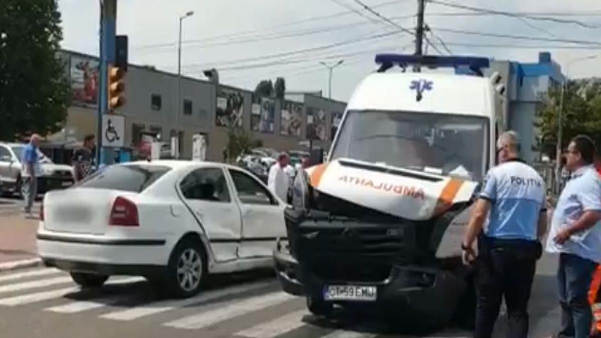 accident grav ambulanta implicata si doi oameni morti