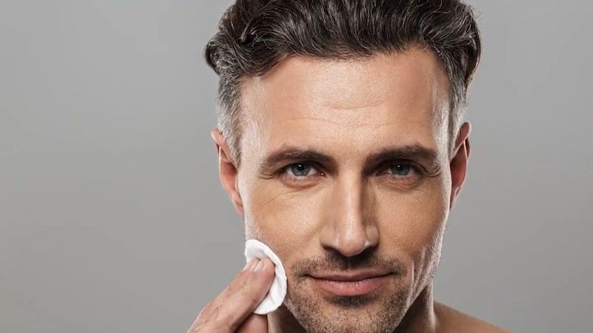 rutina zilnica de ingrijire a unui barbat pasii pe care trebuie sa ii urmeze pentru un ten sanatos