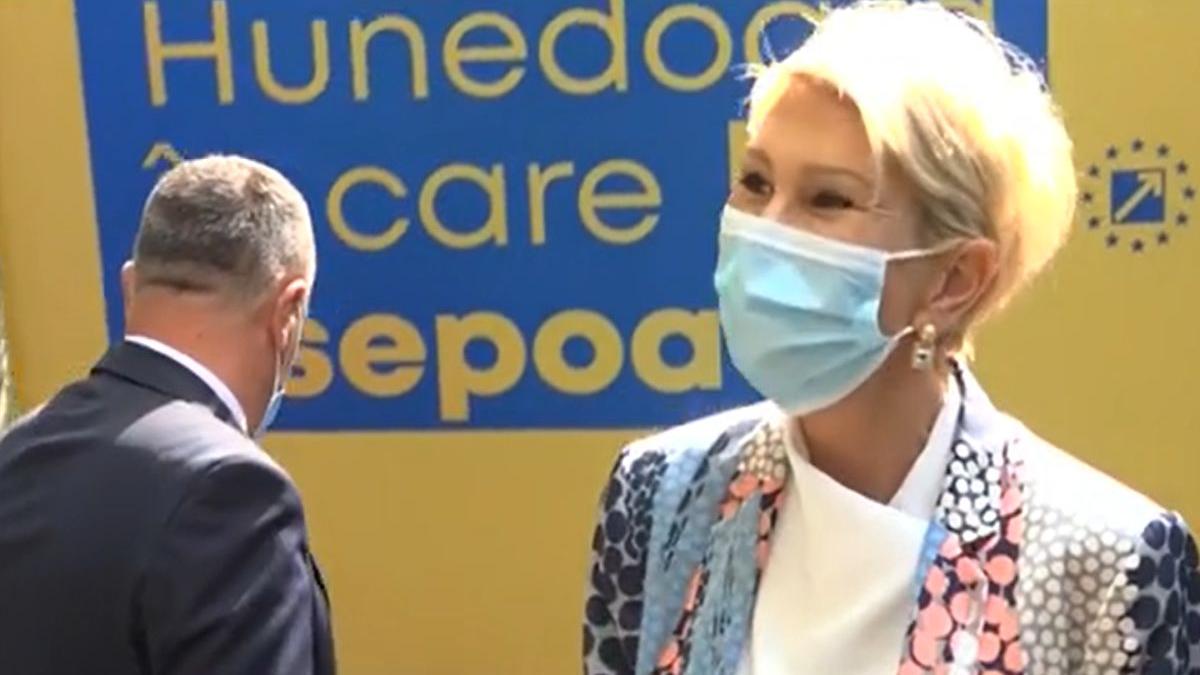 raluca turcan lovita de un panou electoral in timp ce tinea un discurs imagini