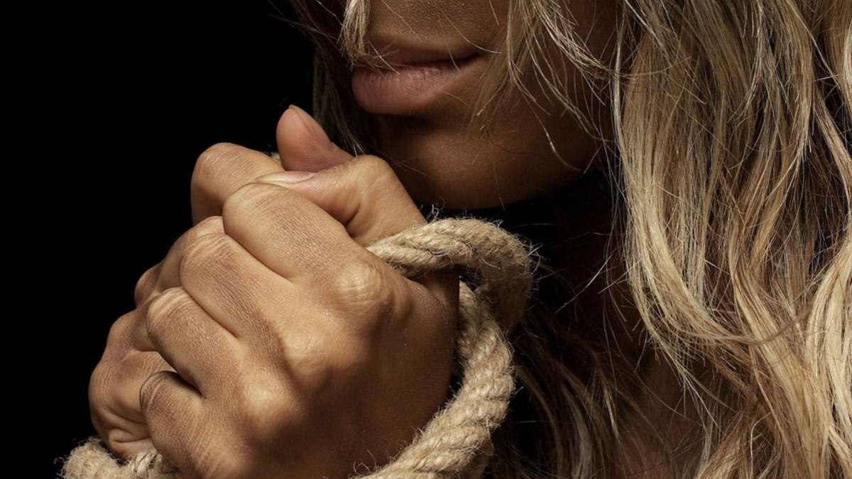 o fata de 14 ani a fost spanzurata de maini de tatal sau drept pedeapsa ce greseala facuse copila