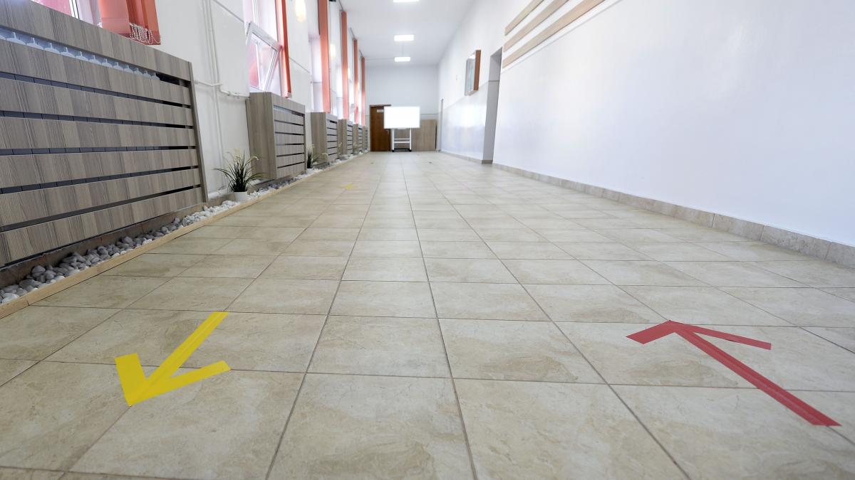 o mama din bucuresti uimita de masurile luate pentru inceputul scolii la scoala unde invata copiii