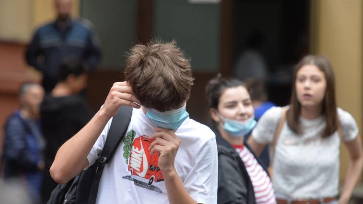 30 de profesori din galati izolati dupa ce au intrat in contact cu o persoana infectata