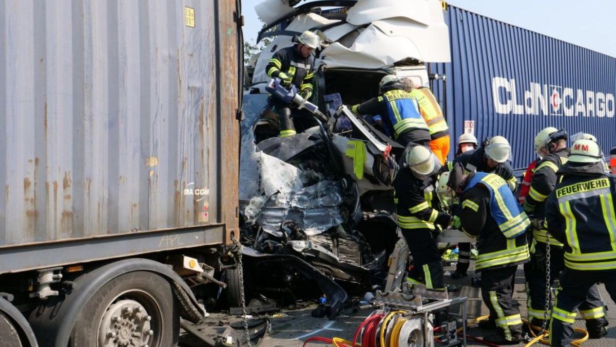 patru romani au murit microbuz distrus doua tiruri romanesti autostrada germania