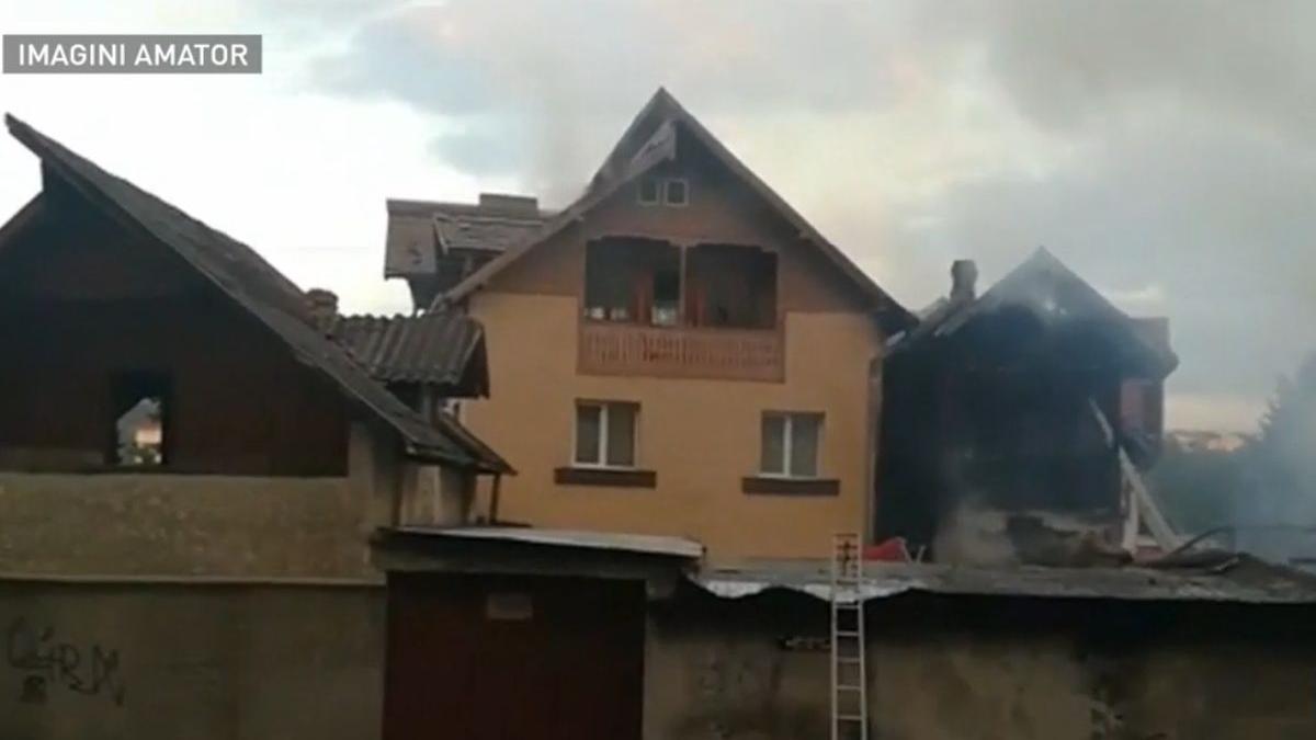 Incendiu puternic la Câmpulung Muscel: Case mistuite de flăcări, 11 mașini distruse  