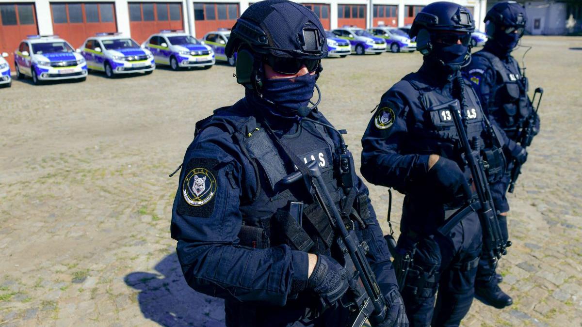 patru politisti batuti de o tanara de 22 de ani intr un local din constanta