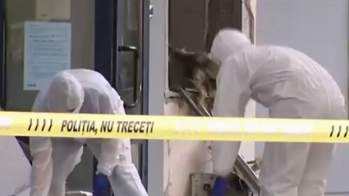 bancomat aruncat in aer intr un sat din galati hotii au fugit cu banii primele imagini de la fata