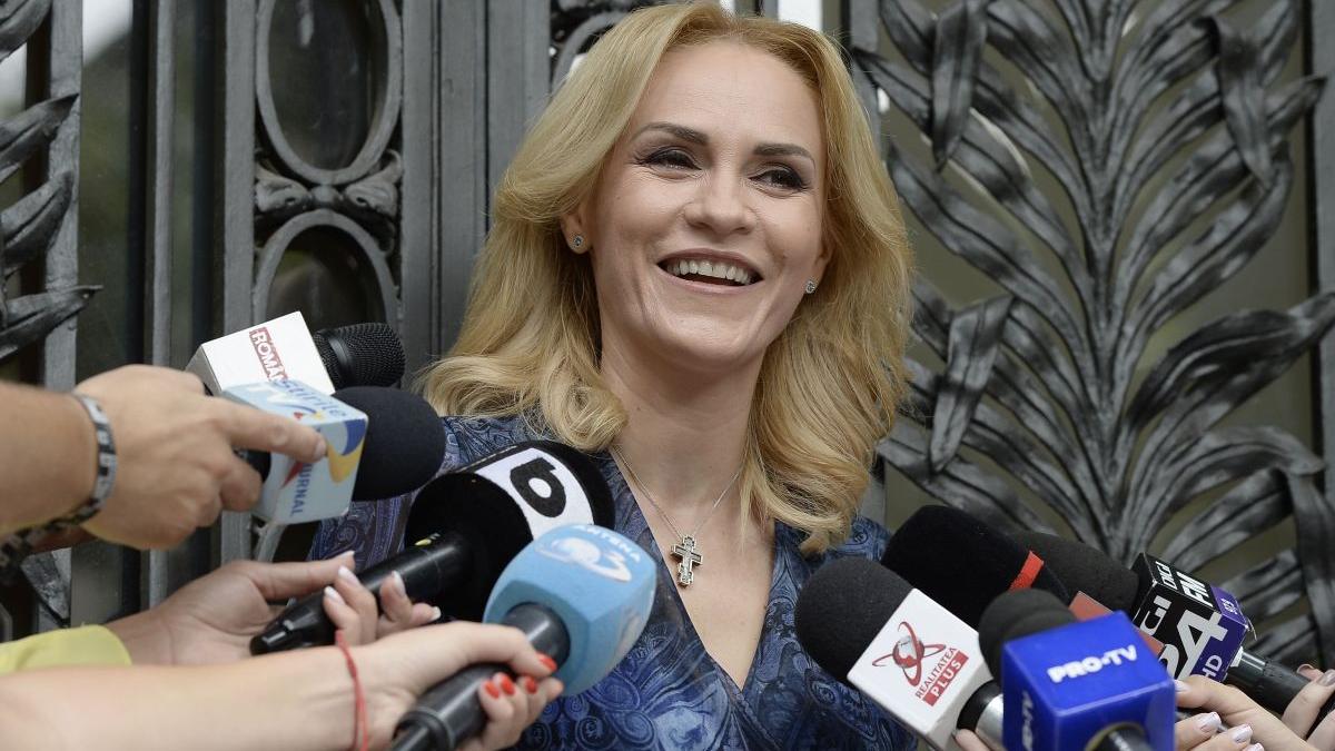 cum explica firea poza cu ea pandele si copiii in sala de clasa cand a fost facuta poza de fapt eu