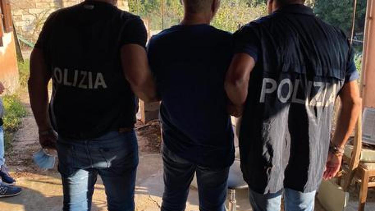 un criminal care a evadat din inchisoare de sapte ori a fost gasit de politisti intrun tarc de oi