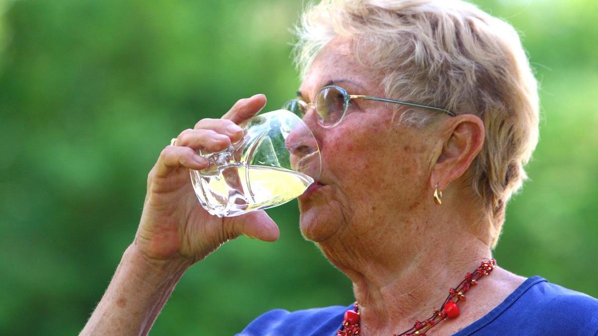 cum ne poate imbolnavi apa pe care o bem bacteria care supravietuieste si doua luni in apa rece