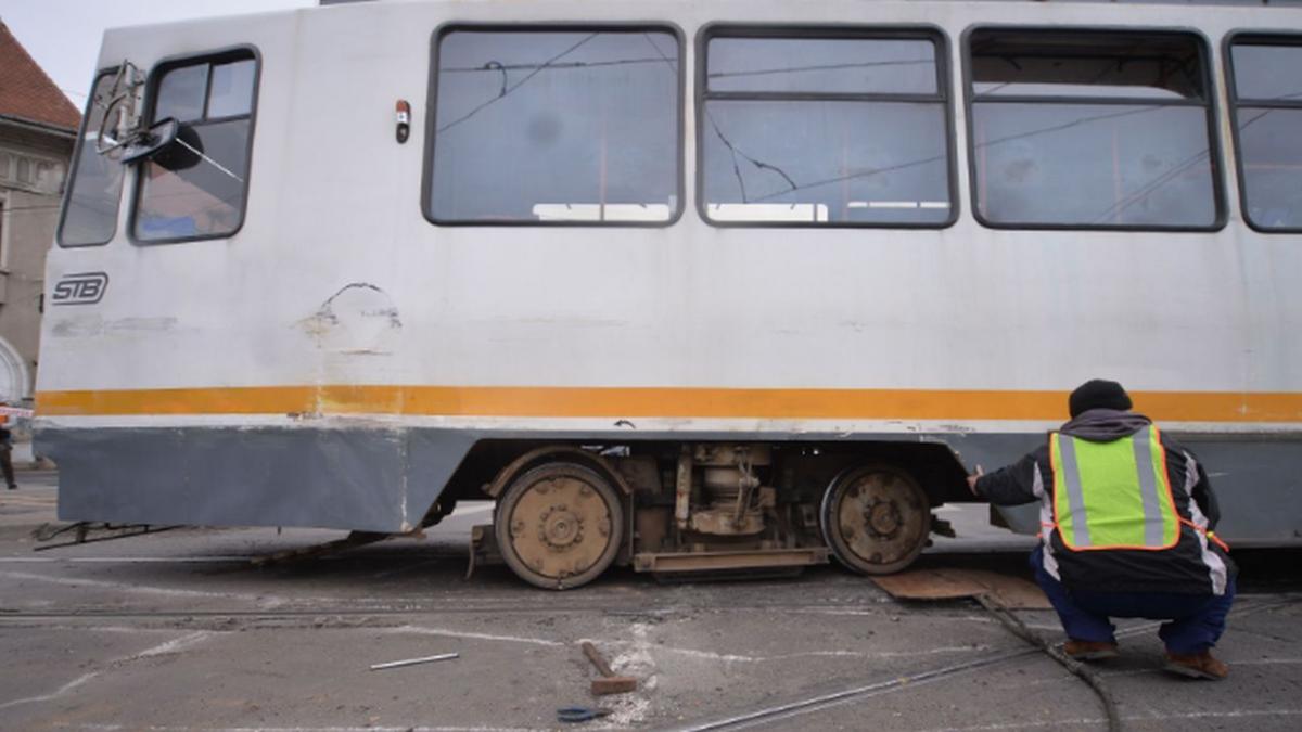 pieton lovit mortal de tramvaiul 41 in capitala e haos in trafic
